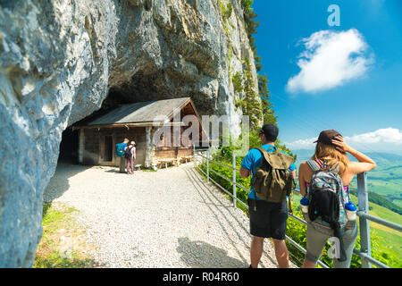 Wanderer auf Gehweg zu den alten Höhlen Wildkirchli, Ebenalp, Appenzell Innerrhoden, Schweiz, Europa Stockfoto