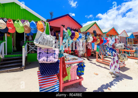 Touristische Souvenirläden, Long Bay Beach, Antigua, Antigua und Barbuda, Leeward Inseln, West Indies, Karibik, Zentral- und Lateinamerika Stockfoto