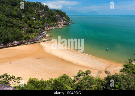 Blick auf den felsigen Strand von Teluk Pandan kecil im Bako Nationalpark, Kuching, Borneo. Malaysia Stockfoto