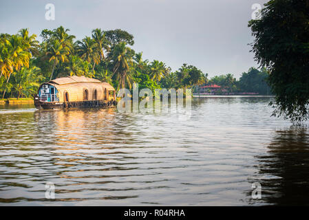 Hausboot in den Backwaters in der Nähe von Alappuzha (Alleppey), Kerala, Indien, Asien Stockfoto