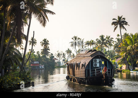 Hausboot in den Backwaters in der Nähe von Alappuzha (Alleppey), Kerala, Indien, Asien Stockfoto