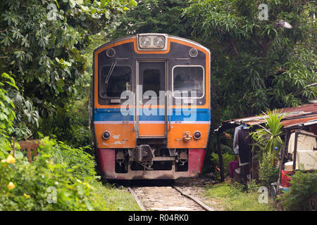 Zug in einem grünen Tunnel in der Nähe von Bangkok, Thailand. Dieser Ort ist wie ein Dorf, aber es ist 200 Meter von Bangkoks moderns Stockfoto