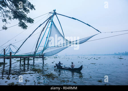 Fischer an der traditionellen chinesischen Fischernetze, Fort Kochi (Cochin), Kerala, Indien, Asien Stockfoto