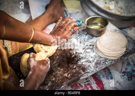 Porträt einer indischen Frau, die chapati in Fort Kochi (Cochin), Kerala, Indien, Asien Stockfoto