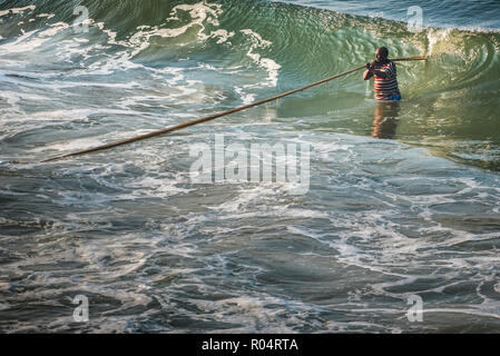 Fischer bei Kappil Strand, Cochin, Kerala, Indien, Asien Stockfoto