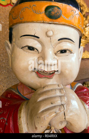 Asiatische Buddhismus hölzerne Statue bewachen den Eingang des Tempels wat Mettadharmabodhiyan Tempel in Kanchanaburi, Thailand Stockfoto