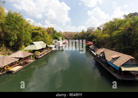 Schwimmende Flöße auf dem Kwai Fluss in der Provinz Kanchanaburi, Thailand Stockfoto