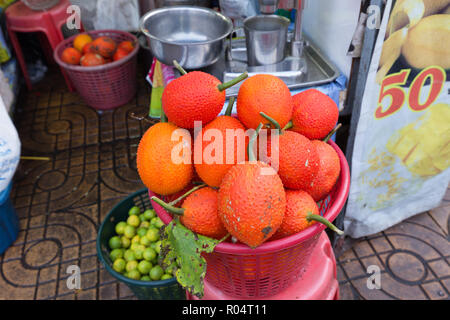 Reif Gac Früchte Bündel in einem Street Market in Bangkok, Thailand Stockfoto