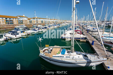 Luxus Yachten, Brighton Marina, Brighton, Sussex, England, Vereinigtes Königreich, Europa Stockfoto