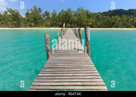 Ponton aus Holz im türkisfarbenen tropischen Meer von Ao Phrao Beach in Ko Mook Island, Thailand. Stockfoto
