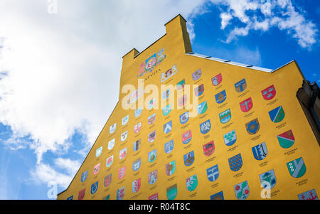 Giebel, Wandmalerei mit verschiedenen lettischen Stadt Wappen in der historischen Altstadt von Riga, Lettland, Baltikum, Europa Stockfoto