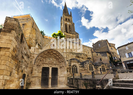 Alte monolithische Kirche im Dorf in der Nähe von Bordeaux Saint Emilion, Frankreich Stockfoto