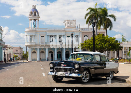 Schwarz und Weiß Chevrolet Bel Air von Plaza Jose Marti, Cienfuegos, UNESCO-Weltkulturerbe, Kuba, Karibik, Karibik, Zentral- und Lateinamerika Stockfoto