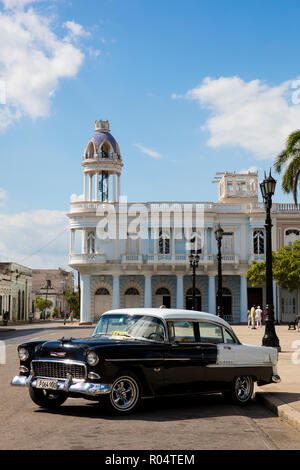 Schwarz und Weiß Chevrolet Bel Air von Plaza Jose Marti, Cienfuegos, UNESCO-Weltkulturerbe, Kuba, Karibik, Karibik, Zentral- und Lateinamerika Stockfoto