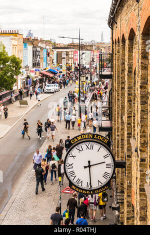 Die alte Uhr an der Camden Lock Market, Camden, London, England, Vereinigtes Königreich, Europa Stockfoto
