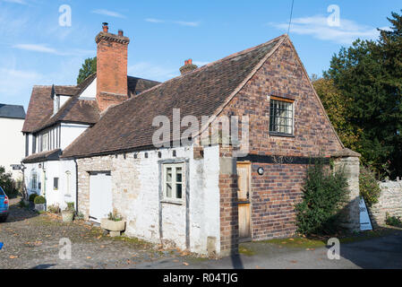 Alten Fachwerkhaus mit angehängten Backstein Garage und Abstellraum in Much Wenlock, Shropshire Stockfoto