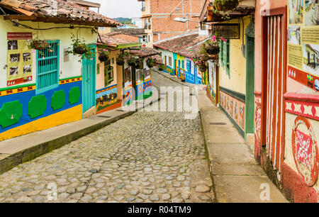 Ein typisch bunten Straße mit Gebäuden im traditionellen lokalen Fliesen in der malerischen Stadt Guatape, Kolumbien, Südamerika abgedeckt Stockfoto