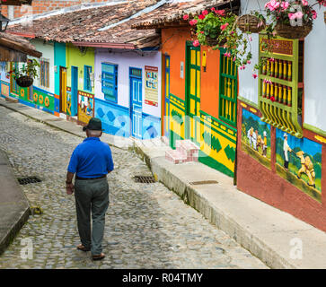 Ein typisch bunten Straße mit Gebäuden im traditionellen lokalen Fliesen in der malerischen Stadt Guatape, Kolumbien, Südamerika abgedeckt Stockfoto