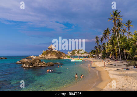 Ein Blick auf die berühmte Hängematte Hütte mit Blick auf den Strand von Cabo San Juan und das Karibische Meer im Tayrona Nationalpark, Kolumbien, Südamerika Stockfoto