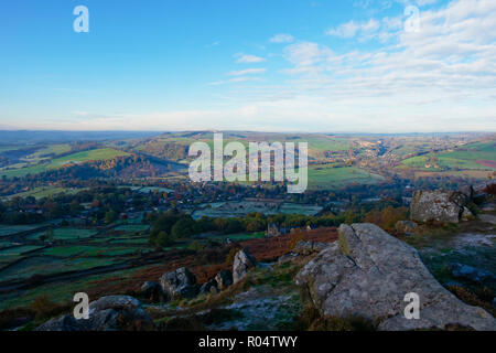 Am frühen Morgen herbstliche Sonne beginnt in der Derbyshire Landschaft zu kriechen Stockfoto