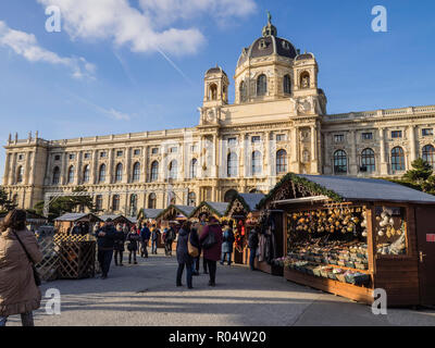 Weihnachtsmarkt außerhalb des Natural History Museum, Wien, Österreich, Europa Stockfoto