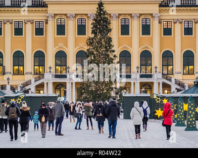 Weihnachtsmarkt vor dem Schloss Schönbrunn, Weltkulturerbe der UNESCO, Wien, Österreich, Europa Stockfoto