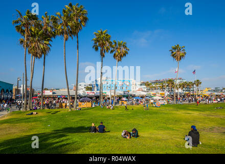 Blick auf Palmen und Besucher am Ocean Front Walk in Venice Beach, Los Angeles, Kalifornien, Vereinigte Staaten von Amerika, Nordamerika Stockfoto