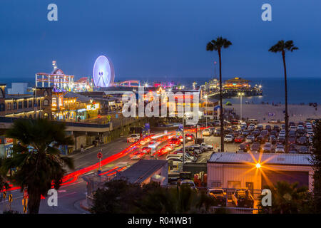 Blick auf Santa Monica Pier in der Dämmerung, Santa Monica, Los Angeles, Kalifornien, Vereinigte Staaten von Amerika, Nordamerika Stockfoto