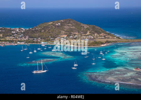 Luftaufnahme von Union Island mit Blick in Richtung Clifton und der Flughafen, die Grenadinen, St. Vincent und die Grenadinen, Karibik, Karibik Stockfoto