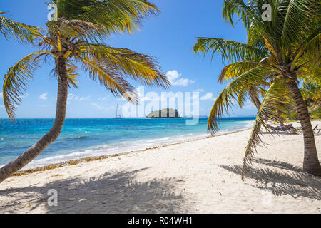 Petit Bateau mit Jamesby in der Ferne, Tobago Cays, die Grenadinen, St. Vincent und die Grenadinen, Karibik, Karibik, Zentral- und Lateinamerika Stockfoto