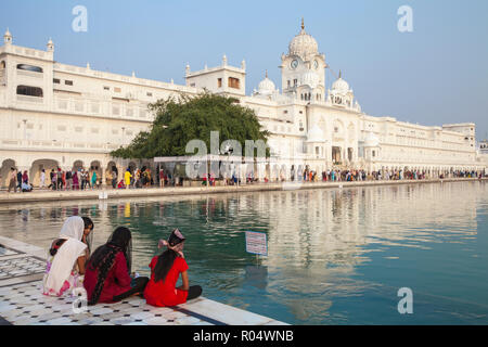 Sikhs im Harmandir Sahib (der Goldene Tempel), Amritsar, Punjab, Indien, Asien Stockfoto