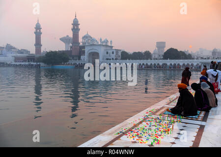 Sikhs im Harmandir Sahib (der Goldene Tempel), Amritsar, Punjab, Indien, Asien Stockfoto