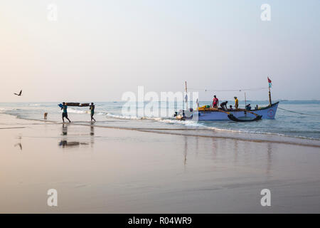 Fischer die Körbe von Fischen, Colva Beach, Goa, Indien, Asien Stockfoto