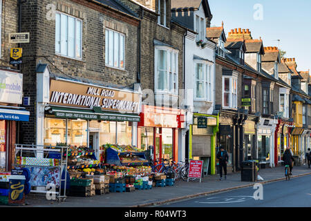 Mill Road ist einer der lebhaftesten von Cambridge Reiseziele mit unabhängigen Cafés, schrulligen Läden und internationalen Lebensmittelgeschäften und Restaurants. UK. Stockfoto