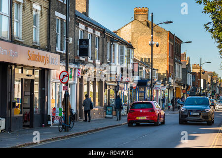 Mill Road ist einer der lebhaftesten von Cambridge Reiseziele mit unabhängigen Cafés, schrulligen Läden und internationalen Lebensmittelgeschäften und Restaurants. UK. Stockfoto