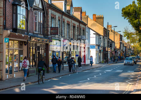 Mill Road ist einer der lebhaftesten von Cambridge Reiseziele mit unabhängigen Cafés, schrulligen Läden und internationalen Lebensmittelgeschäften und Restaurants. UK. Stockfoto