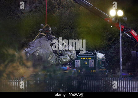 Ein Kran fährt ein Teil der Trümmer aus der Absturz eines Hubschraubers am Leicester City Football Club. Stockfoto