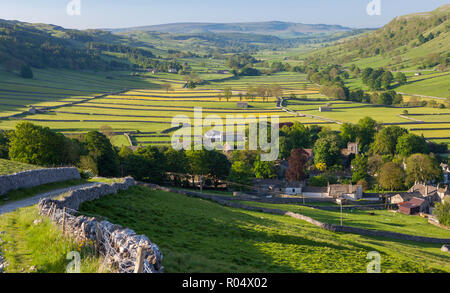 Blick hinunter Wharfedale in den Yorkshire Dales National Park. Von oben nur Straße, einer alten Green Lane genommen Stockfoto