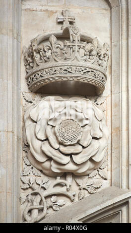 Stein königliche Emblem auf der Wand der ante-Kapelle in der Tudor mittelalterliche Kapelle des King's College der Universität Cambridge, England. Stockfoto