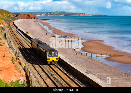 DAWLISH, Devon, Großbritannien - 26 Okt 2018: Gwr Klasse 143 Pacer Zug 143603 Süden reisen, nähert sich Exmouth entfernt. Schrittmacher sind für lokale Dienstleistungen d verwendet Stockfoto