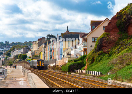 DAWLISH, Devon, Großbritannien - 26 Okt 2018: Gwr Klasse 153 Pacer 153369 Zug in Richtung Norden, entlang der Bunten viktorianischen Häuser in Dawlish. Super Stockfoto