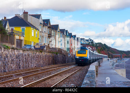 DAWLISH, Devon, Großbritannien - 26 Okt 2018: Gwr Klasse 43 Hochgeschwindigkeitszug 43198, nördlich von Dawlish Bahnhof. Stockfoto