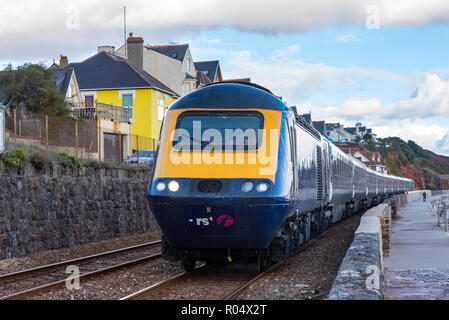 DAWLISH, Devon, Großbritannien - 26 Okt 2018: Gwr Klasse 43 Hochgeschwindigkeitszug 43198, nördlich von Dawlish Bahnhof. Stockfoto