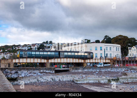 DAWLISH, Devon, Großbritannien - 26 Okt 2018: Gwr Klasse 143 Pacer Zug approachin Dawlish Station aus dem Süden. Stockfoto