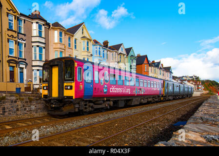 DAWLISH, Devon, Großbritannien - 26 Okt 2018: Gwr Klasse 153 Super Sprinter und Klasse 150 Sprinter Züge gekoppelt, nördlich von Dawlish Bahnhof. Stockfoto