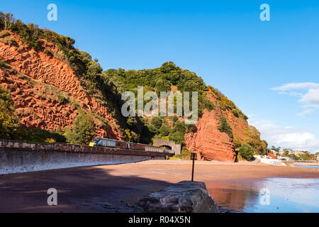 DAWLISH, Devon, Großbritannien - 26 Okt 2018: Gwr Klasse 802 High Speed Train 802009 in Coryton Cove's zwischen Dawlish und Teignmouth. Stockfoto