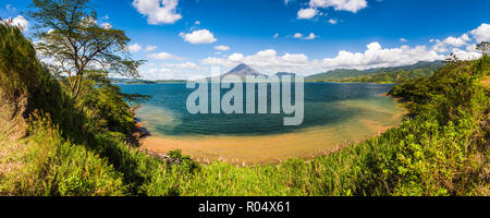 Vulkan Arenal hinter Laguna de Arenal (Arenal See), Provinz Alajuela, Costa Rica, Mittelamerika Stockfoto