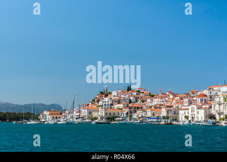 Segelboote im Hafen der Insel Poros, SARONISCHE INSEL, Ägäis, griechische Inseln, Griechenland, Europa Stockfoto