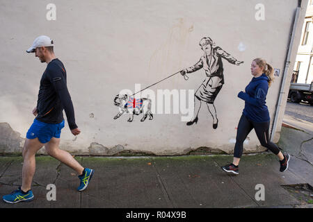 Glasgow, Schottland, wurde am 1. November 2018. Ein mit verbundenen Augen Premierminister Theresa kann eine britische Bulldogge trägt einen Union Jack coat-a Brexit Kommentar street art Schablone Graffiti/Wandgemälde des Künstlers als "Die rosa Bären Rebel', im West End von Glasgow, Schottland bekannt, am 01. November 2018. Bild: Jeremy Sutton-Hibbert / alamy News Credit: Jeremy Sutton-hibbert/Alamy leben Nachrichten Stockfoto