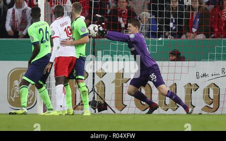 Firo: 31.10.2018 Fußball, 1.Bundesliga, Saison 2018/2019, DFB-Pokal, Tasse, 1.FC Köln Köln - FC Schalke 04 Alexander Nubel | Verwendung weltweit Stockfoto